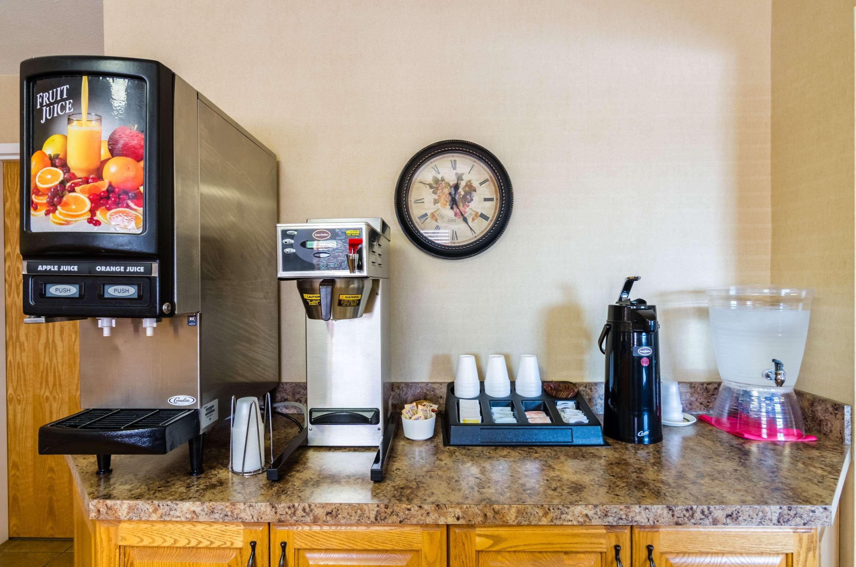 Super 8 By Wyndham Cozad Hotel Екстериор снимка