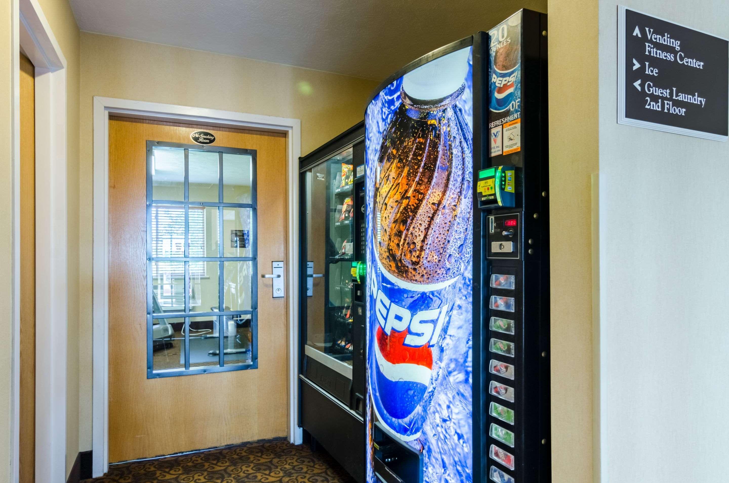 Super 8 By Wyndham Cozad Hotel Екстериор снимка