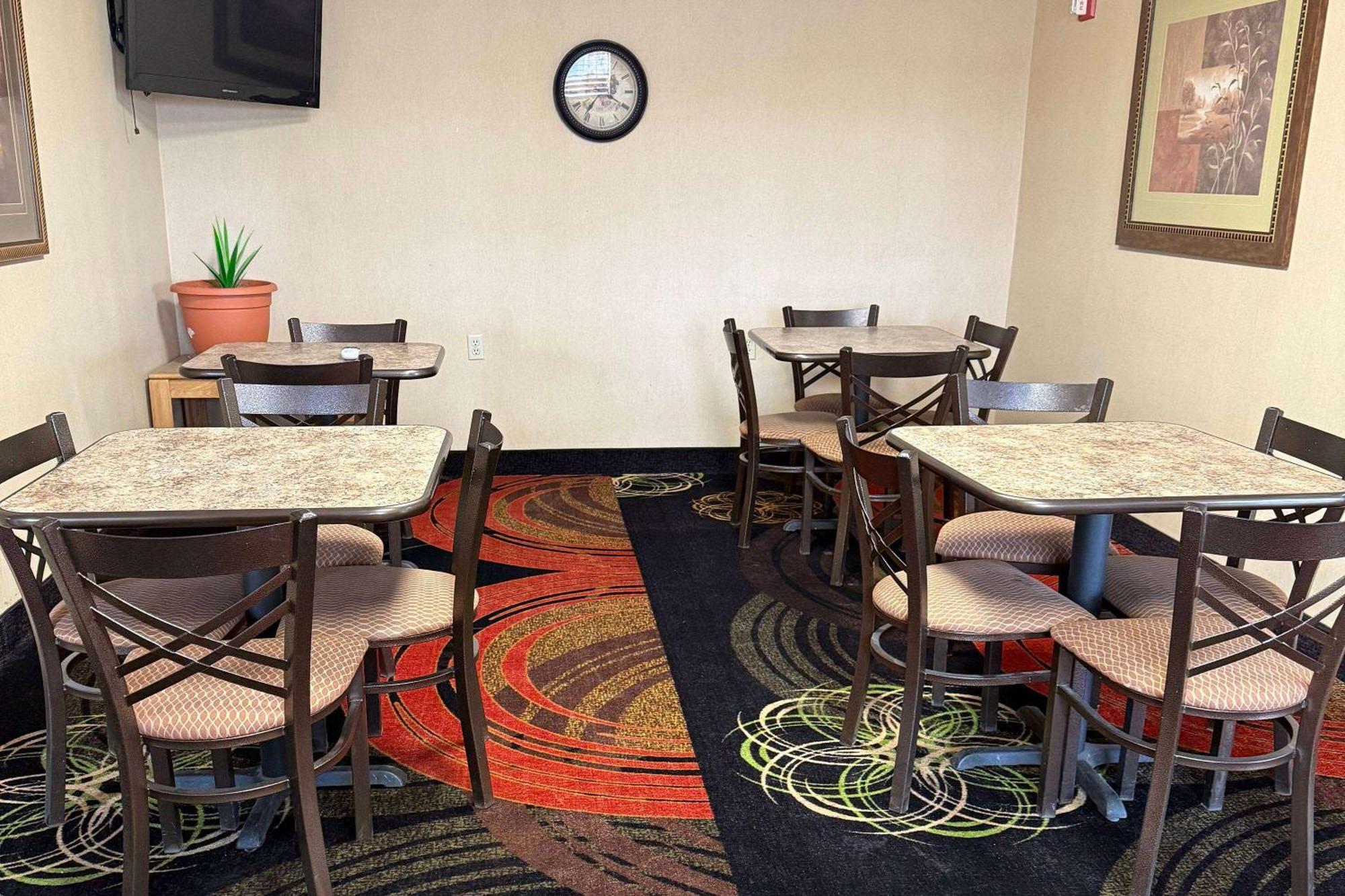 Super 8 By Wyndham Cozad Hotel Екстериор снимка